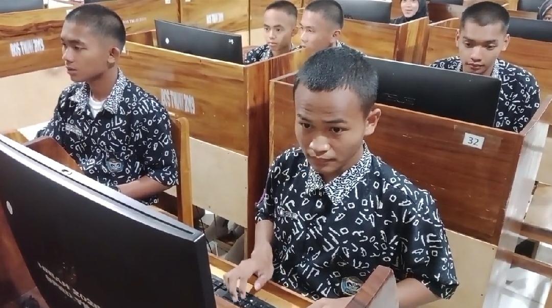 PRESTASI-SISWA-Rehan-siswa-asal-SMAN-8-Pinrang-saat-belajar.jpg