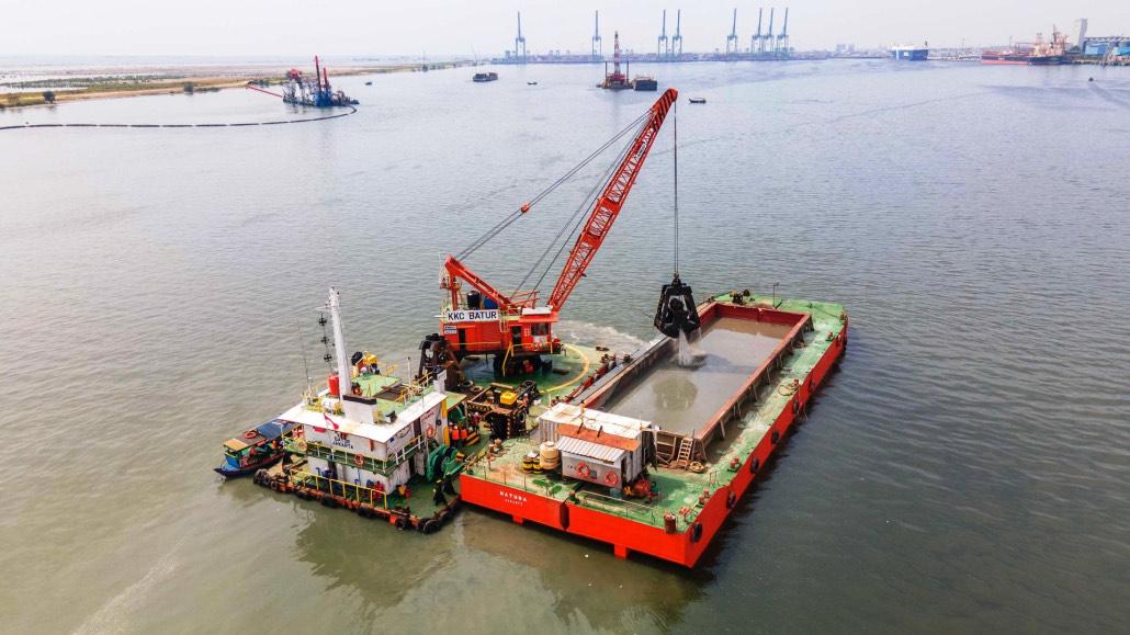 Kelola Lingkungan Sesuai Aturan, BPLH Anugerahkan Pelindo Regional 4 PROPER Biru