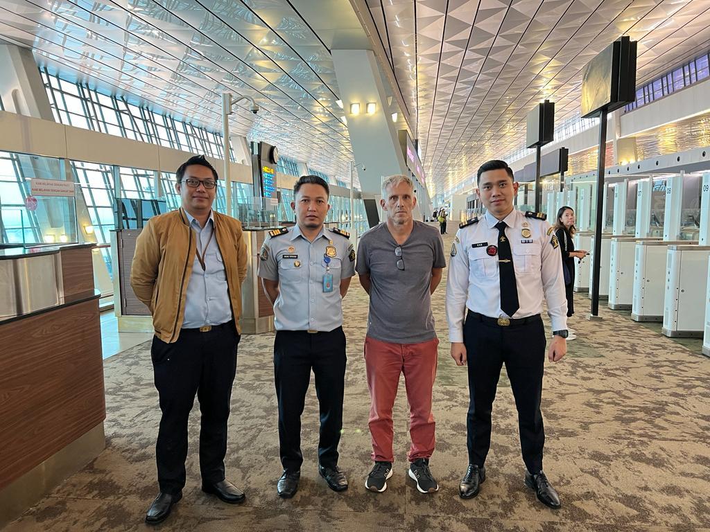 Tindak Tegas, Imigrasi Kelas I TPI Makassar Deportasi WNA Asal Jerman karena Langgar Izin Tinggal
