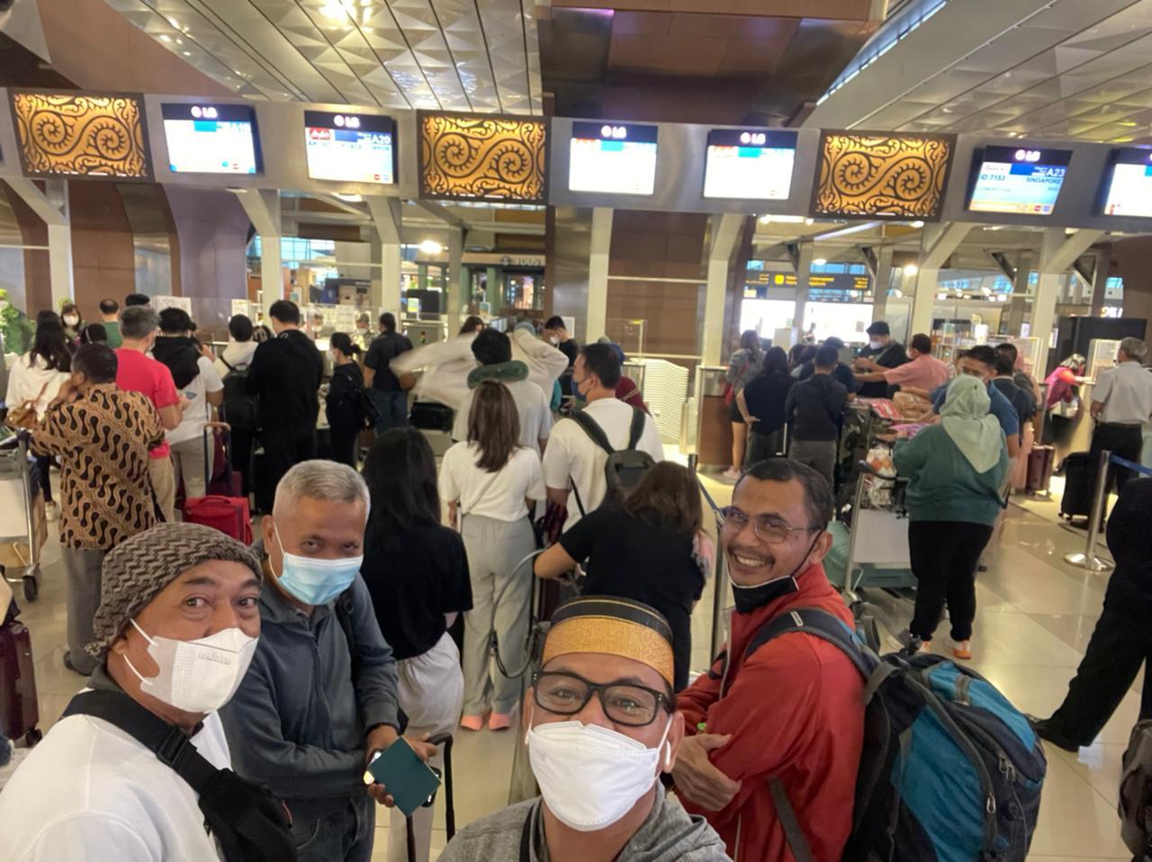 Susul Pendiri Bosowa Aksa Mahmud ke Kuala Lumpur, Suporter PSM Nginap di Bandara Soetta