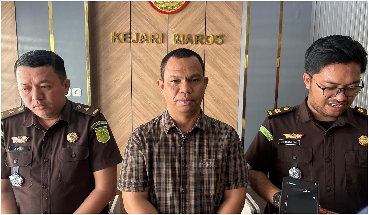 PUNGLI-REDISRTIBUSI-Kasi-Intel-Kejari-Maros-Adry-Renaldy-kiri.jpg
