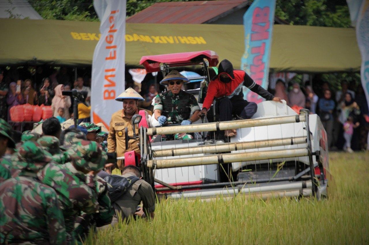 Pangdam-Hasanuddin-panen-raya-di-Maros.jpg