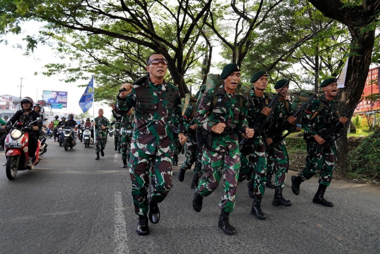 Pangdam-XIV-Hasanuddin-Mayjen-TNI-Totok-Imam-Santoso-kiri-depan-bawa-senjata-k.jpg