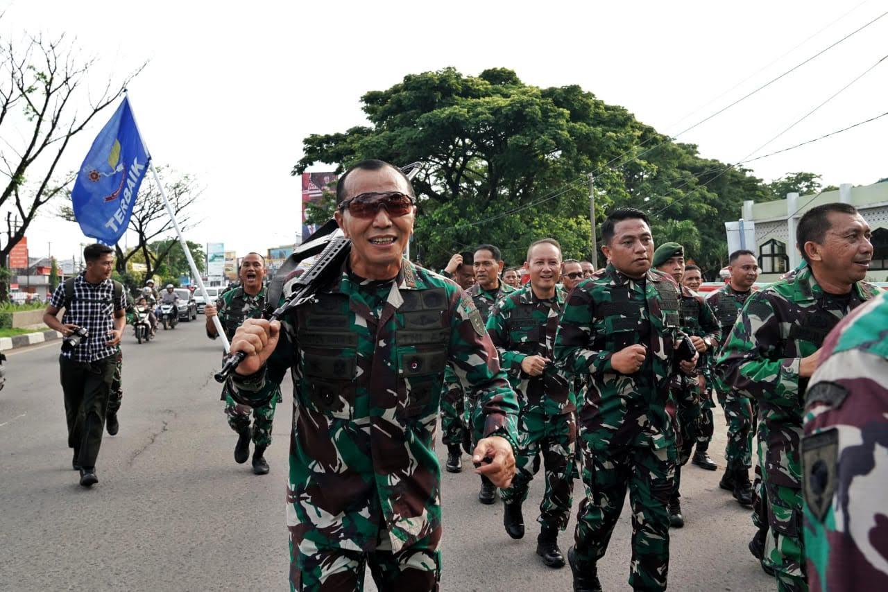 Pangdam-XIV-Hasanuddin-Mayjen-TNI-Totok-Imam-Santoso-kiri-depan-bawa-senjata.jpg