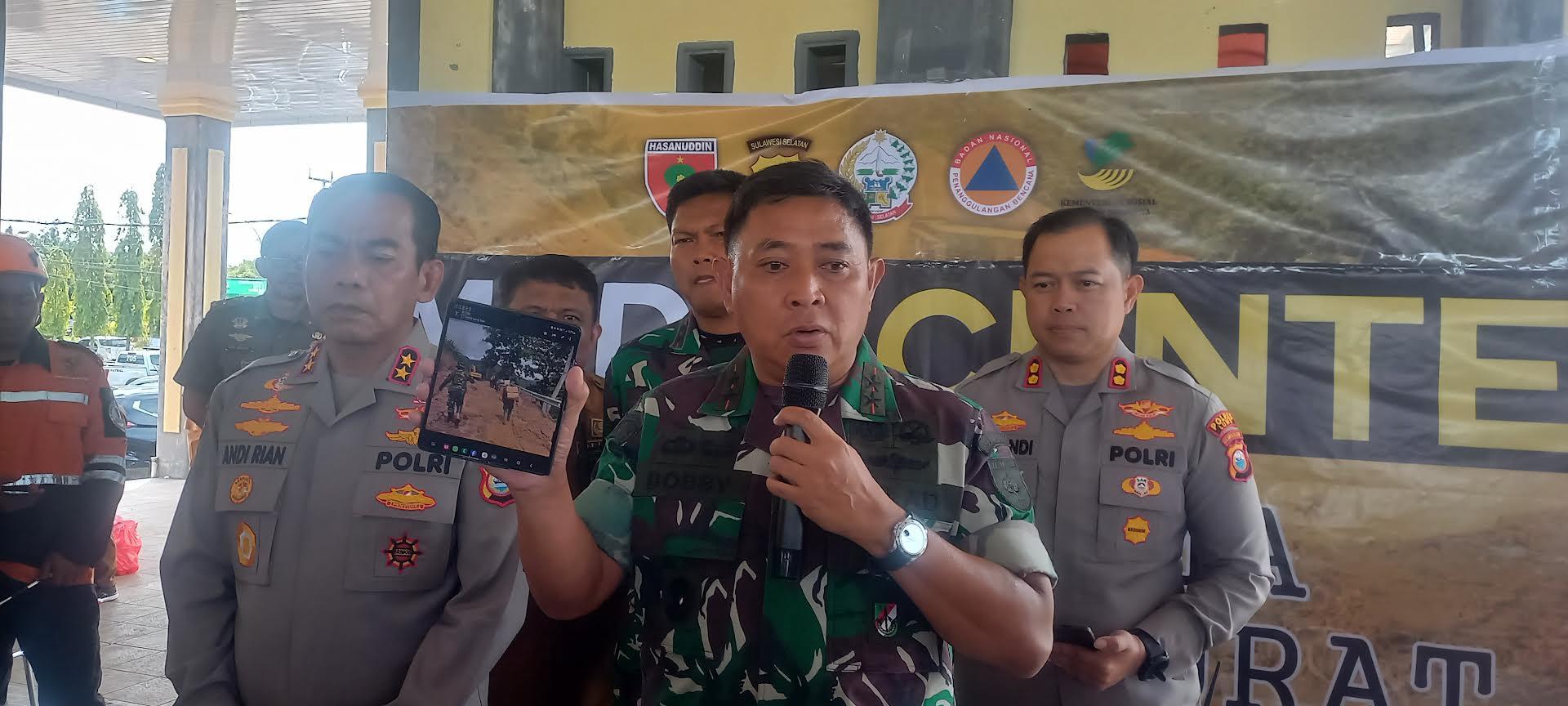 Panglima-Hasanuddin-Mayjen-Bobby-Rinal-Makmun-saat-berasa-di-posko-induk-tanggap-darurat-bencana.jpg