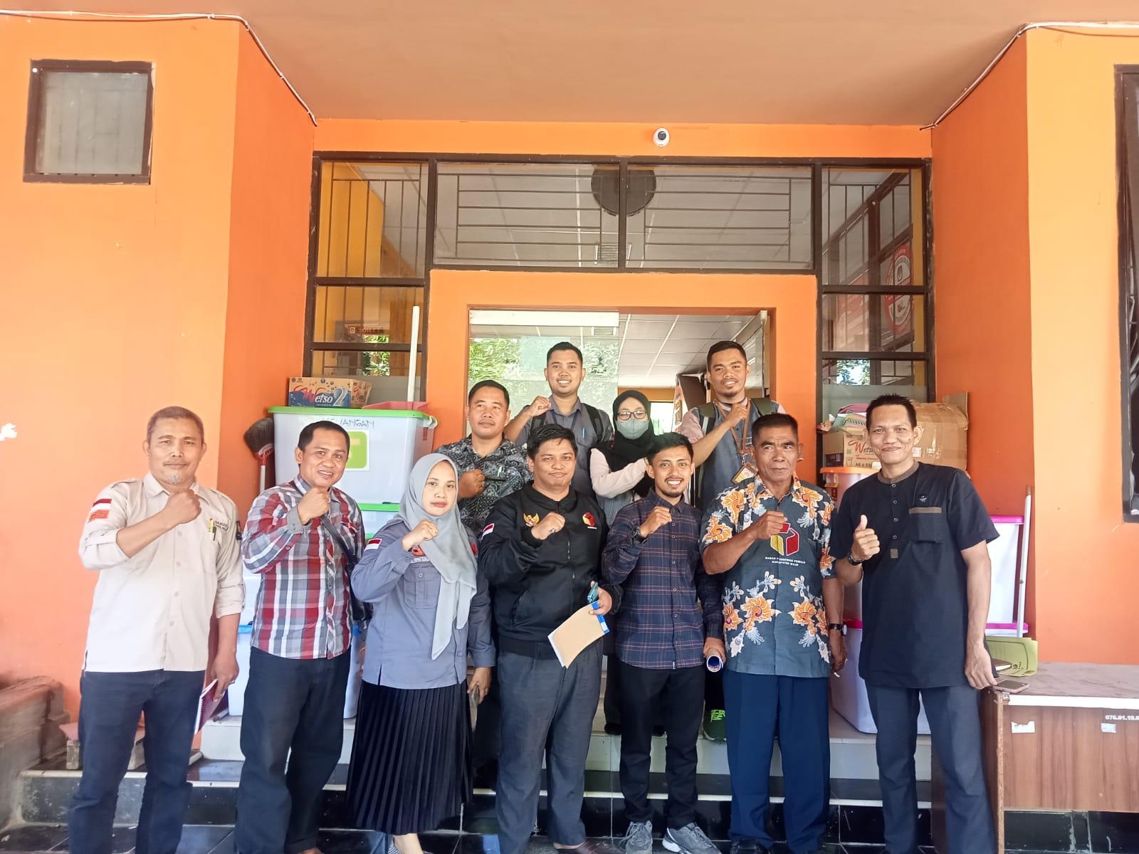 Panwascam-dan-PPK-berfoto-bersama-usai-menggelar-rapat-kordinasi.jpg