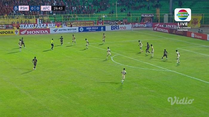 Para-pemain-PSM-Makassar-membangun-serangan-ke-area.jpg