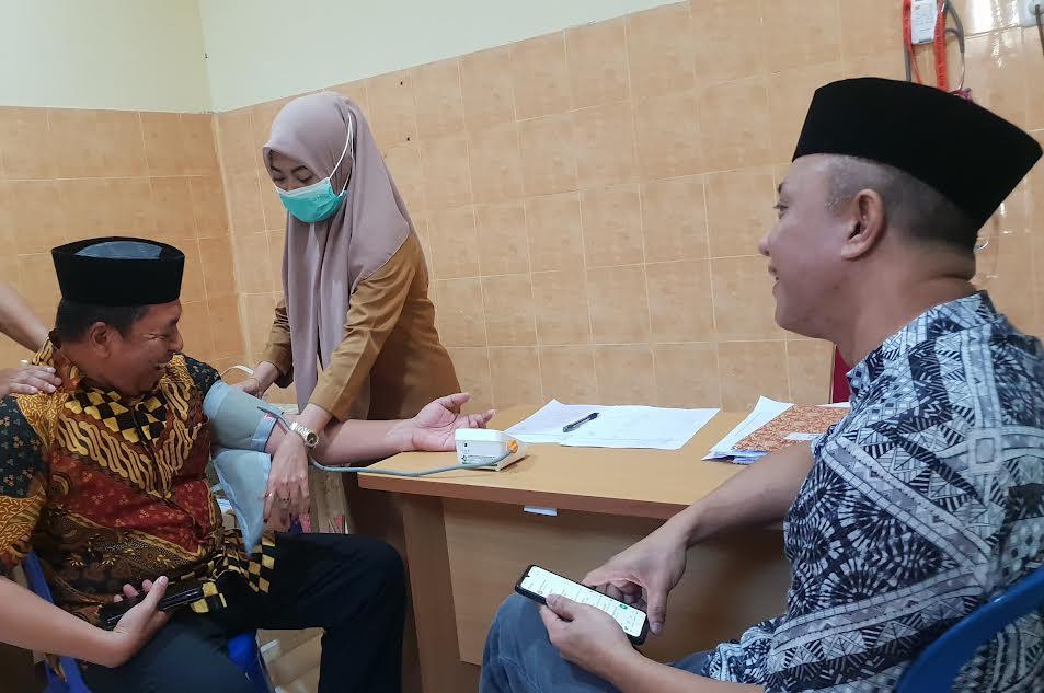 Pasangan-Natsir-Ali-Muhtar-melakukan-pemeriksaan-kesehatan-di-RSUD-Khayung-Jumat-2382024.jpg