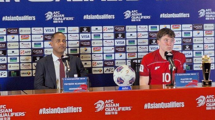 Patrick-Kluivert-dan-Ole-Romeny-foto-bersama-usai-menjalani-sesi-post-match-press-conference.jpg