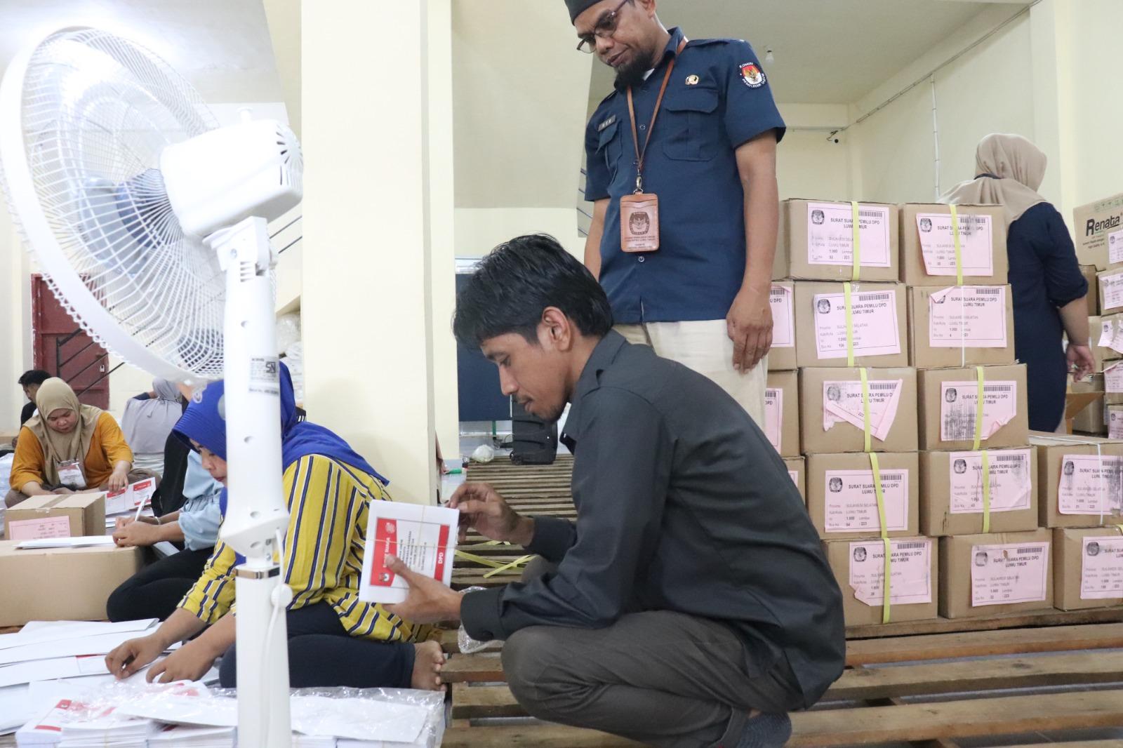 Pawennari-saat-memantau-proses-sortir-dan-lipat-suara-di-Gudang-Logistik-KPU.jpg