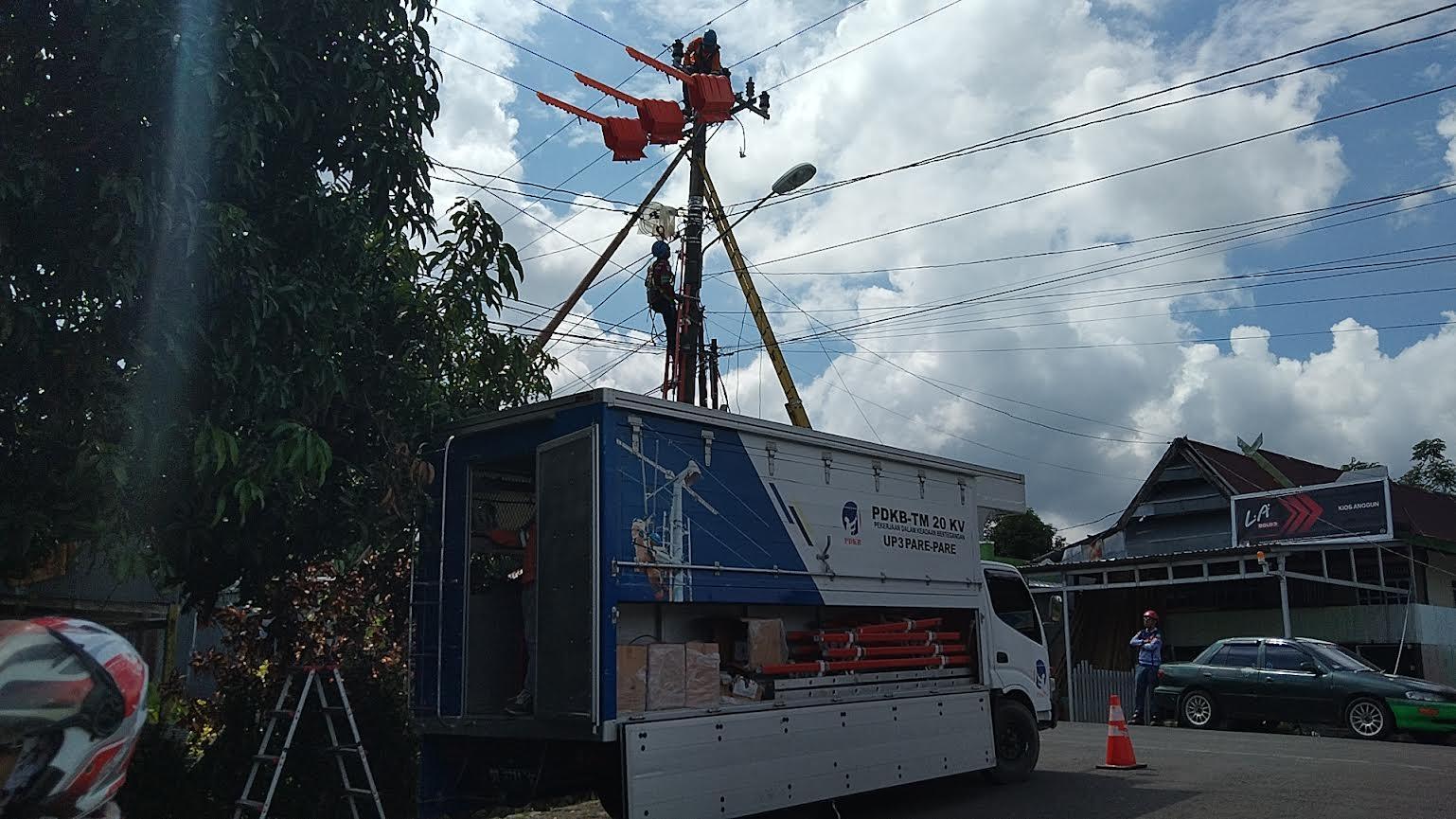 Pekerja-PLN-UP-Mattirotasi-sedang-melakukan-pengecekan-tiang-listrik-di-sekitaran-Stadion-GBH.jpg
