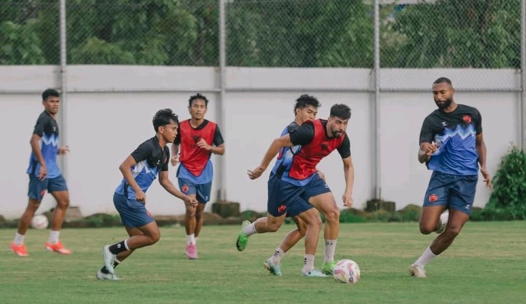 Pelatih-Bernardo-Tavares-meminta-peningkatan-kualitas-lapangan-untuk-menghindari-cedera.jpg