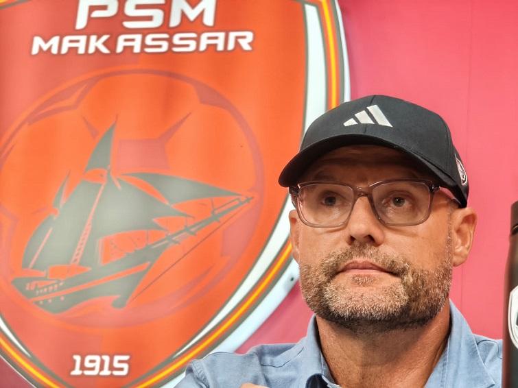 Pelatih-PSM-Makassar-Tomas-Trucha-saat-kon-6.jpg
