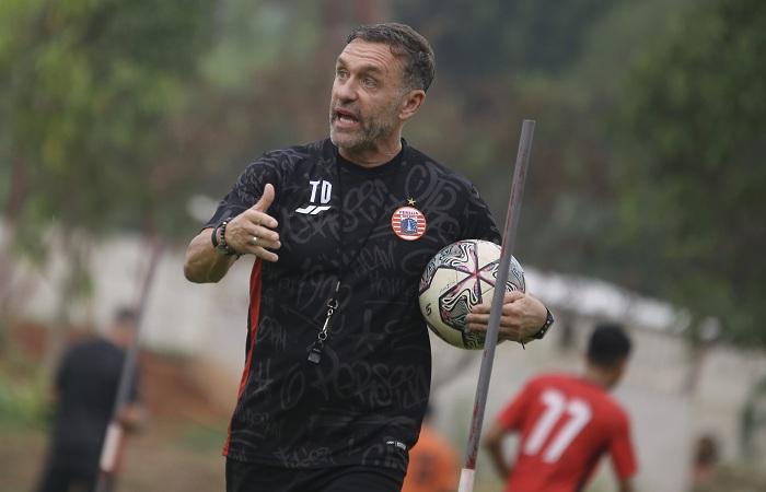 Pelatih-Persija-Jakarta-Thomas-Doll-saat-memimpin-latihan-skuad-Macan-Kemayoran.jpg