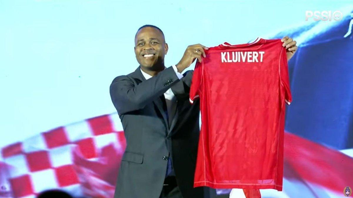 Pelatih-Timnas-Indonesia-Patrick-Kluivert-saat-pamer-jersey-Timnas-Indonesia.jpg