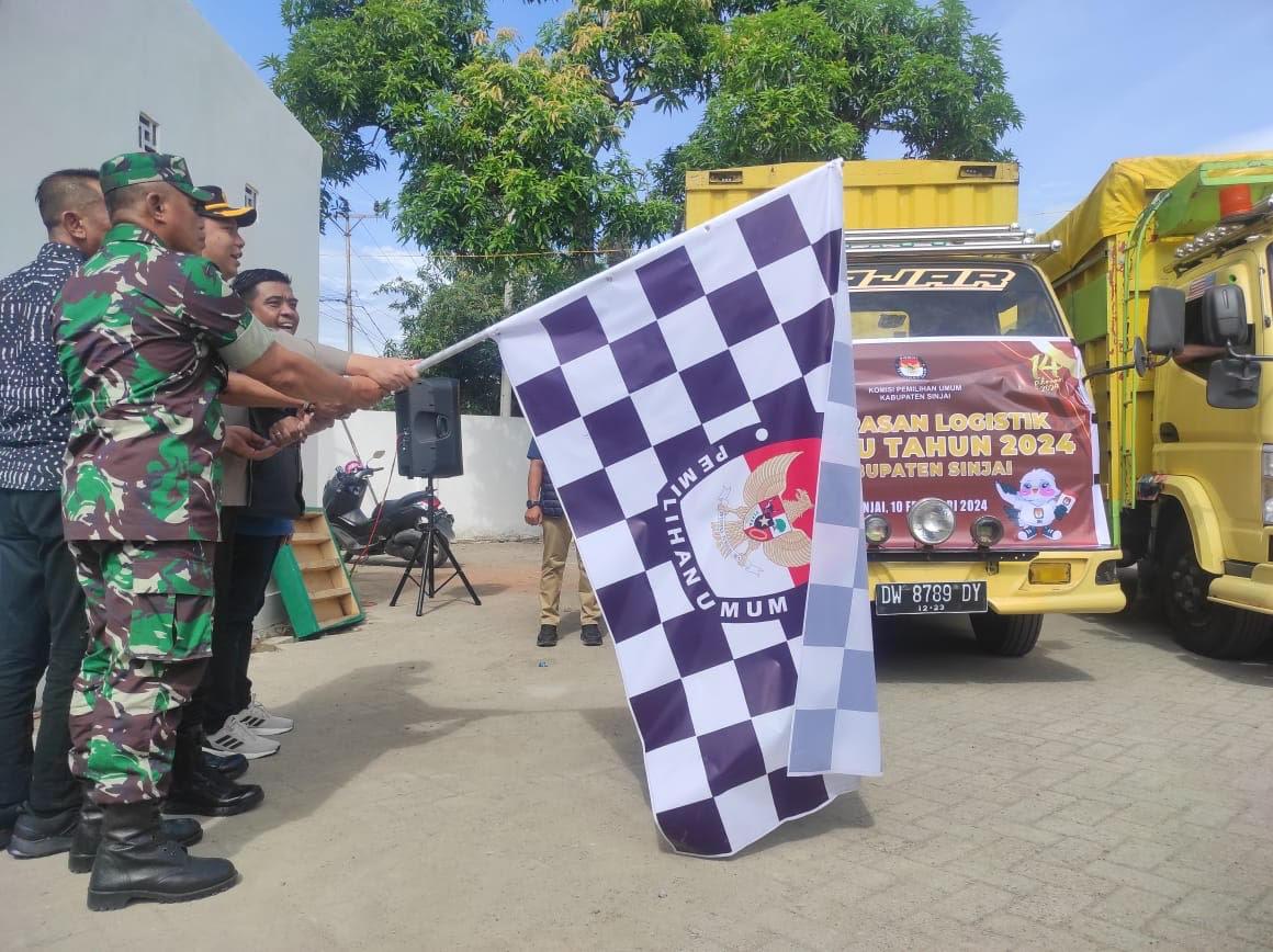 Pelepasan-secara-simbolis-logistik-Pemilu-2024-di-Halaman-Kantor-KPU-Sinjai.jpg