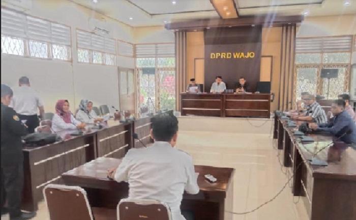 Pelita-Hukum-Independen-PHI-saat-menyampaikan-aspirasi-di-Gedung-DPRD-Wajo-n.jpg
