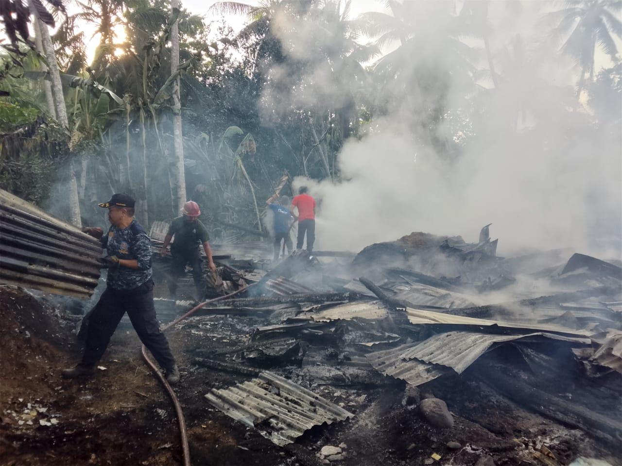 Pemadam-masih-melakukan-pemadaman-bagian-rumah-Nursiah-di-Dusun.jpg
