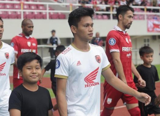 Pemain-PSM-Makassar-Dzaky-Asraf-putih.jpg