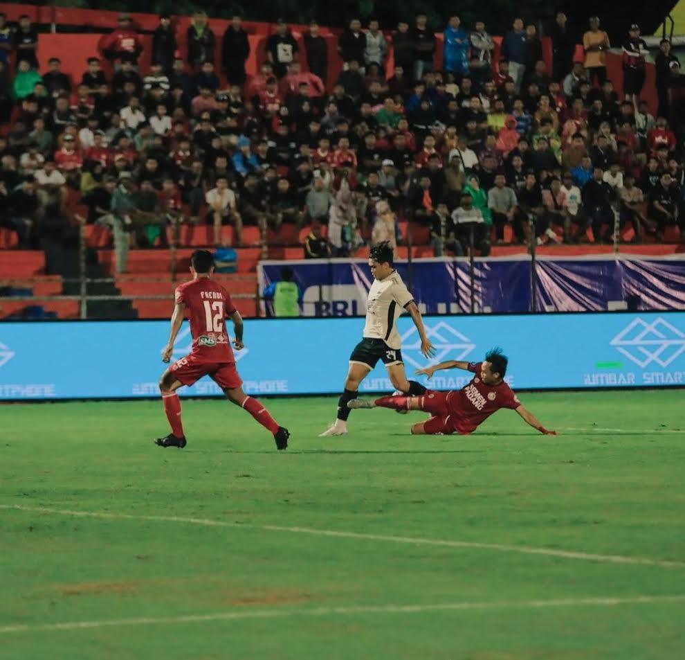 Pemain-PSM-Makassar-Rizky-Eka-disliding-pemain-Semen-Padang.jpg