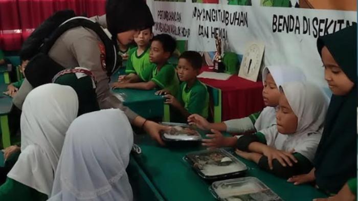Pembagian-paket-makanan-sehat-bergizi-Program-Jumat-Berkah-Kapolda-Sulsel-1-1392024.jpg