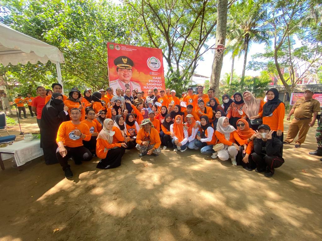 Peringatan HPSN di Palopo, ASN Pungut Sampah dari Kantor Camat Wara Timur ke Pantai Labombo