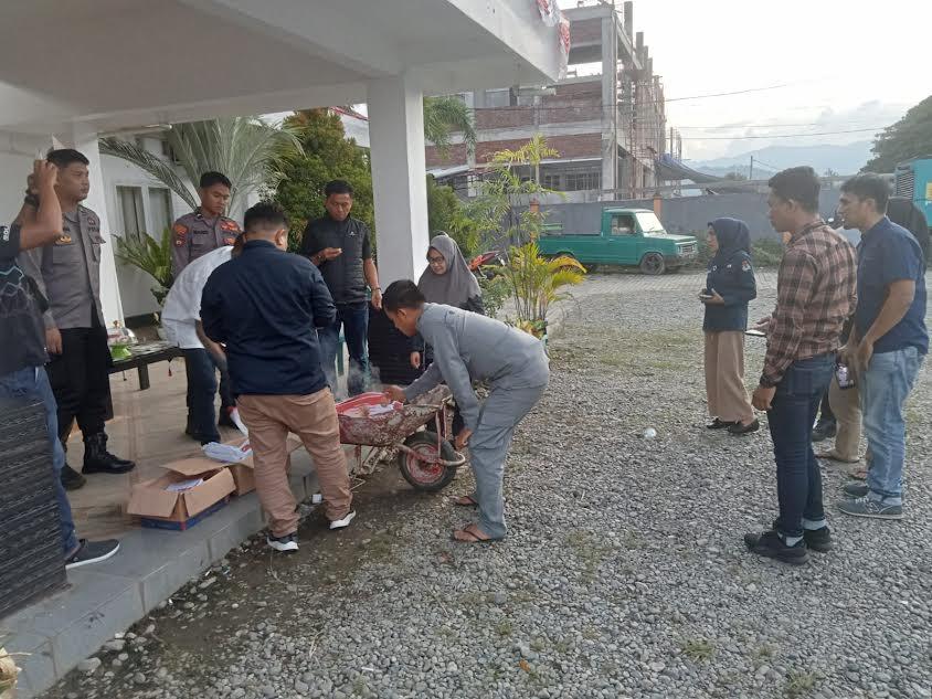 Pemusnahan-surat-suara-di-halaman-kantor-KPU-Palopo-Selasa-26112024-sore.jpg