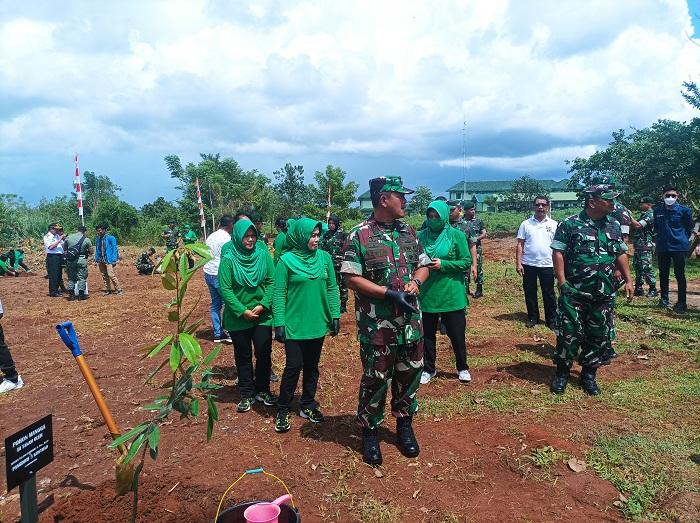 Penanaman-pohon-oleh-Kostrad.jpg