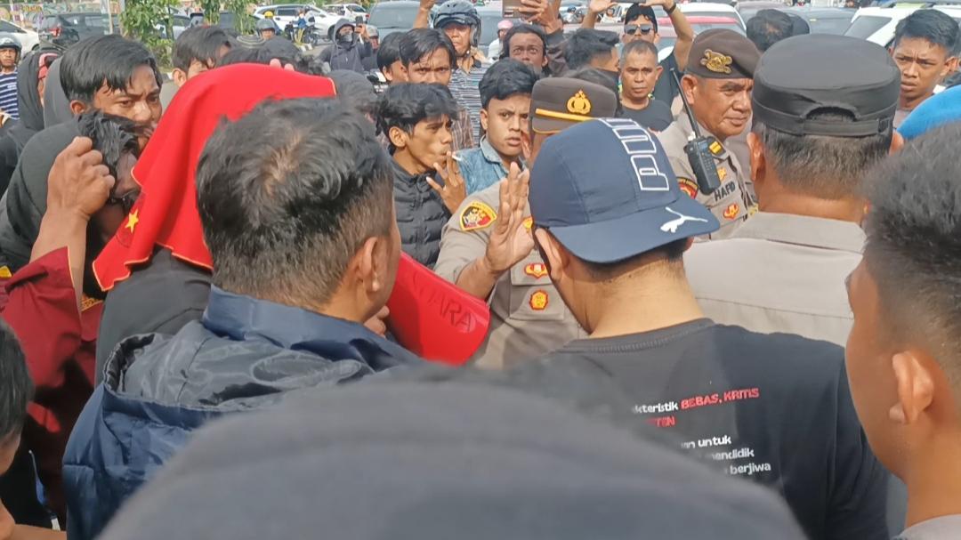 Pendemo-Hari-Buruh-dan-polisi-bersitegang-di-pertigaan-pettarani0.jpg