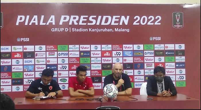 Penerjemah-PSM-Roy-Wanson-pemain-PSM-Samuel-Simanjuntak-dan-Pelatih-PSM.jpg