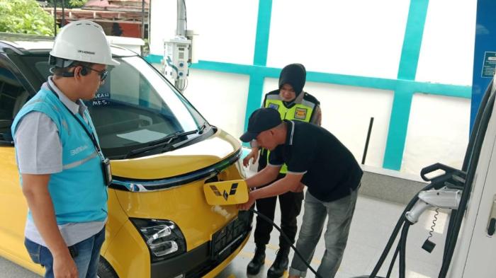 Pengguna Kendaraan Listrik Rasakan Kemudahan Isi Daya SPKLU Saat Mudik Lebaran