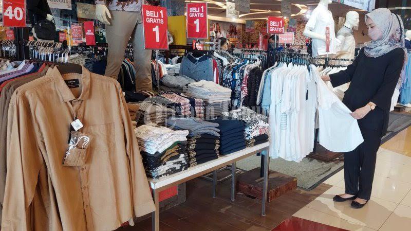 Pengunjung-melihat-kemeja-Manzone-di-Lower-Ground-Trans-Studio-Mall-TSM-2.jpg