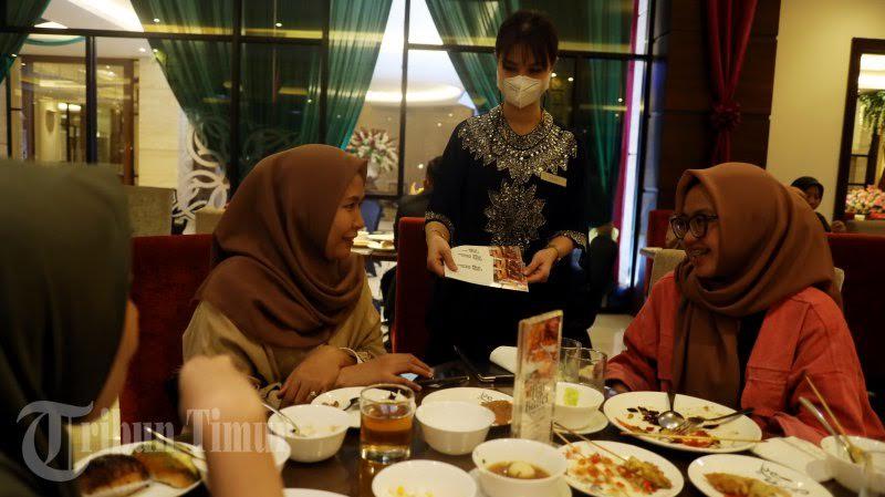 Pengunjung-menikmati-menu-buka-pausa-di-lantai-1-the-Eatery-Resto-Hotel-Four-Points-by-Sheraton-1.jpg<pf>Pengunjung-menikmati-menu-buka-pausa-di-lantai-1-the-Eatery-Resto-Hotel-Four-Points-by-Sheraton-2.jpg<pf>Pengunjung-menikmati-menu-buka-pausa-di-lantai-1-the-Eatery-Resto-Hotel-Four-Points-by-Sheraton-3.jpg