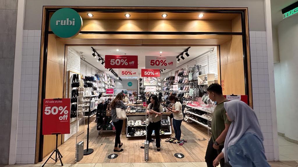 Pengunjung-sedang-berbelanja-di-tenant-Rubi-TSM-Makassar-Sabtu-612024.jpg