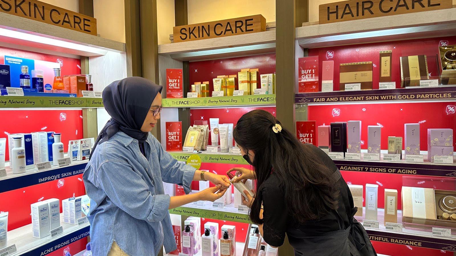 Pengunjung-sedang-mencoba-produk-skin-care-di-salah.jpg