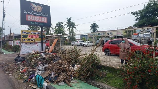 Penumpukan-sampah-di-depan-Rumah-Makan-RM-Buguri00.jpg