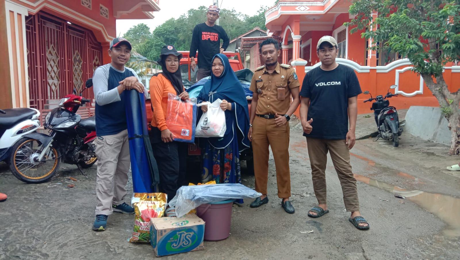 Penyaluran-makanan-cepat-saji-kepada-korban-di-Kelurahan-Bonto-Kamase-bulukumba.jpg