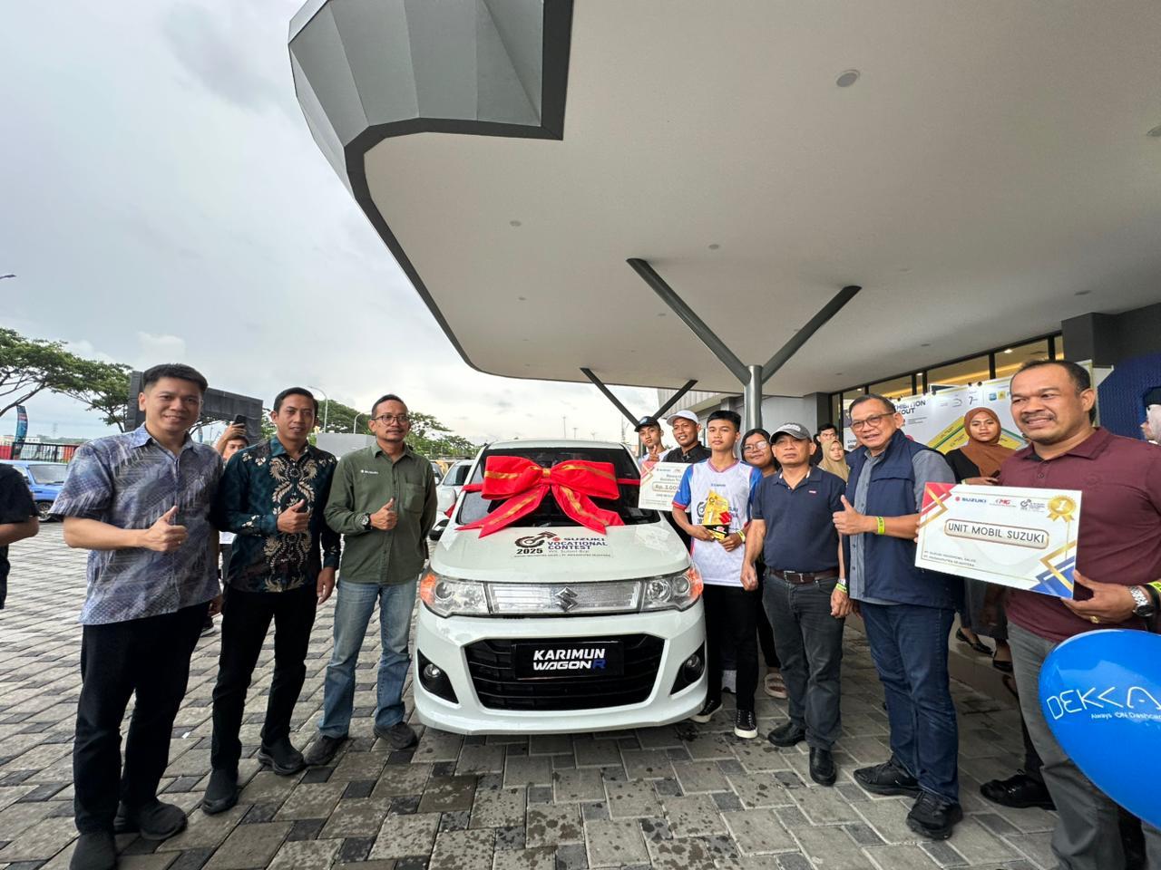 Penyerahan-hadiah-Suzuki-wagoon.jpg