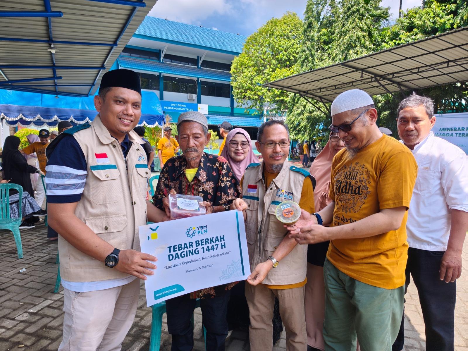 Penyerahan-paket-daging-kurban-kepada-penerima-manfaat.jpg