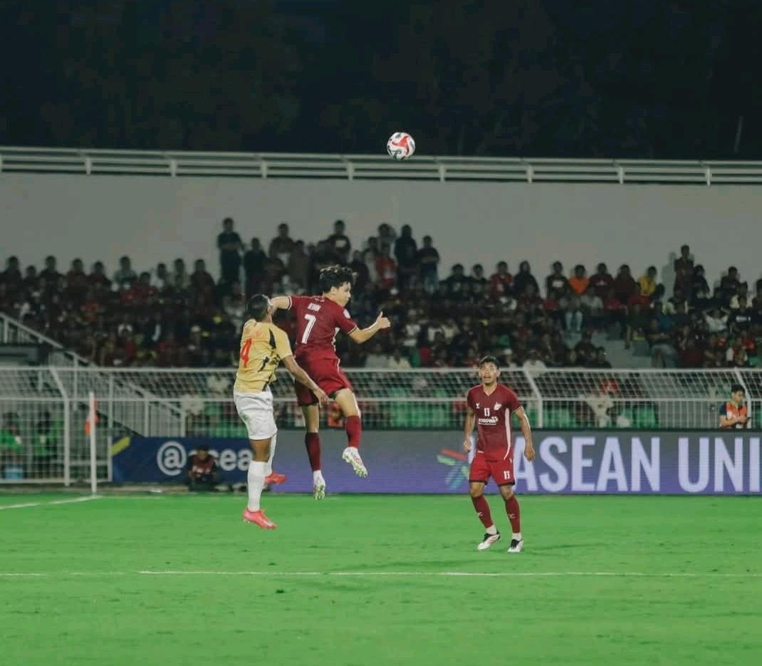 Penyerang-sayap-PSM-Makassar-Victor-Dethan-duel-bola-udara-dengan-bek-Cong-An-Ha-Noi.jpg