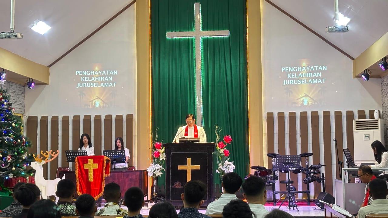 Kapolres Selayar Rayakan Natal di GKSS Massesse Baji, Ajak Masyarakat Bangun Kedamaian