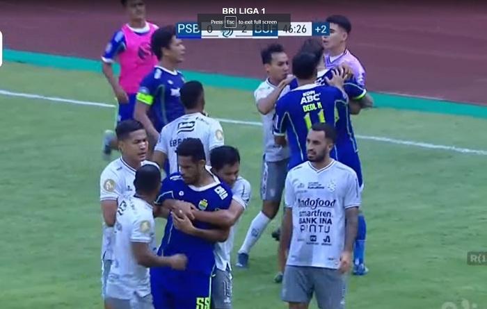 Sanksi Menanti! Lemparan Botol Warnai Kartu Merah Nadeo Argawinata di Laga Persib vs Bali United