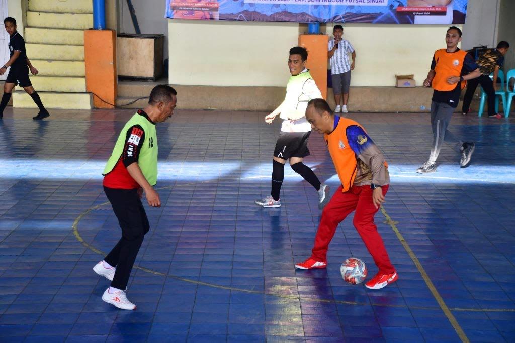 Pertandingan-eksebisi-futsal-Pemprov-Sulsel-melawan-Pemkab-Sinjai-berakhir-dengan-skor-imbang.jpg