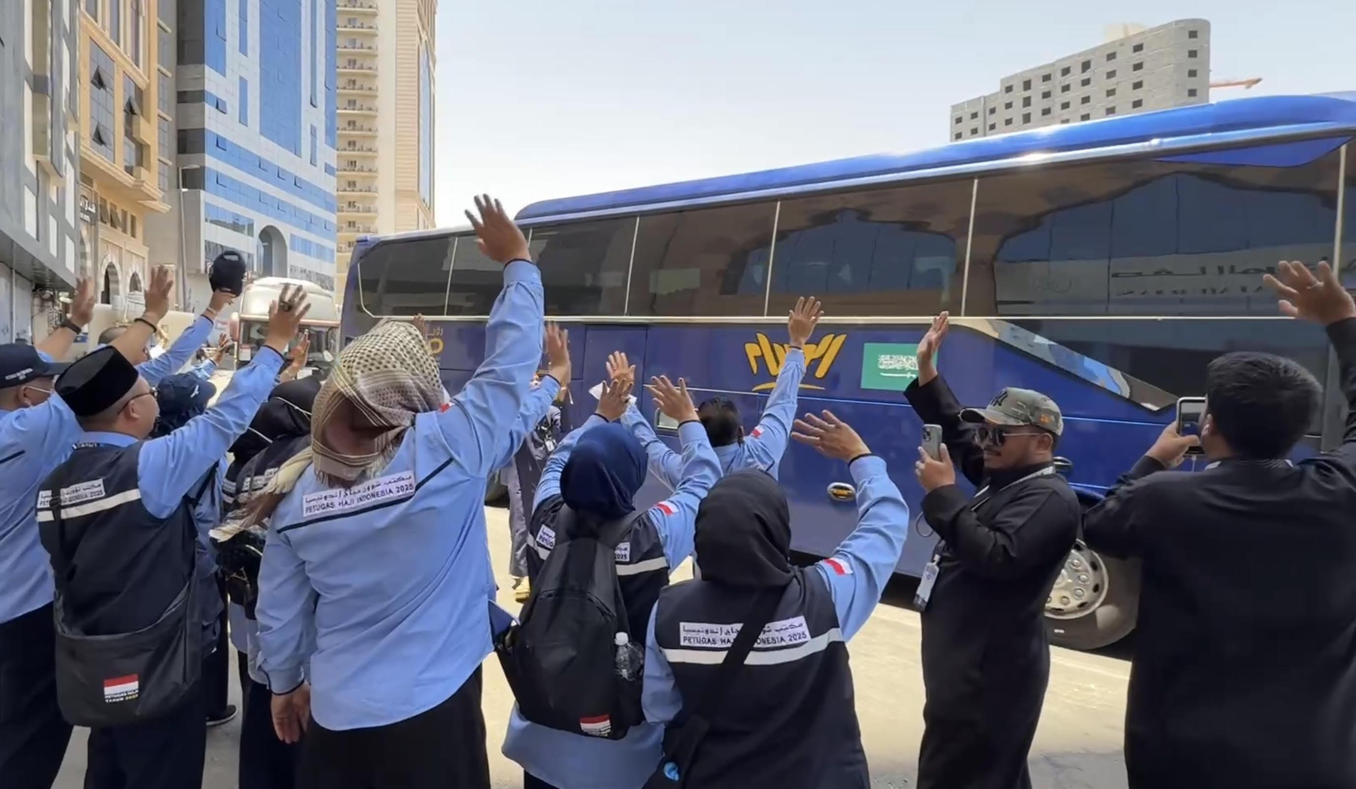 Petugas-Haji-melambaikan-tangan-kepada-jamaah-haji-yang-meninggalkan-Makkah-menuju.jpg