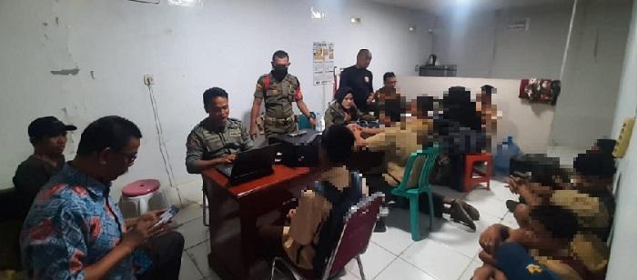 Petugas-Satpol-PP-Bone-menginterogasi-para-pelajar-yang-bolos.jpg