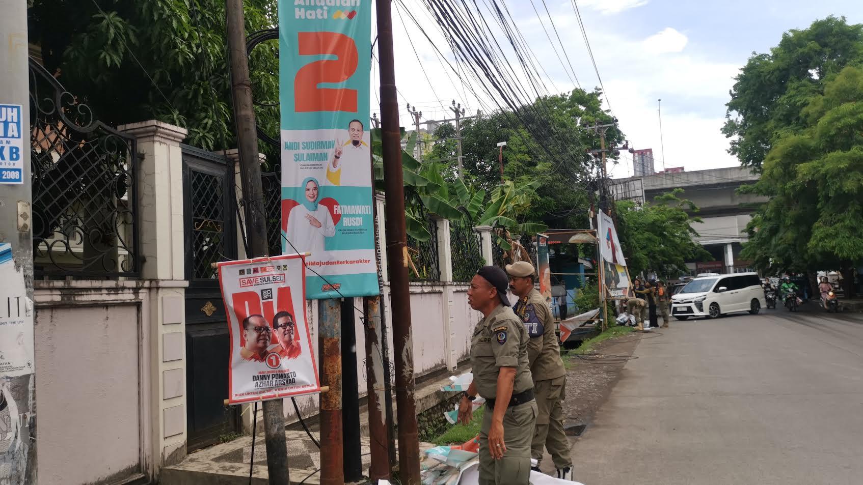 KPU Sulsel-Satpol PP Sisir APK Paslon di Jalan Utama Makassar