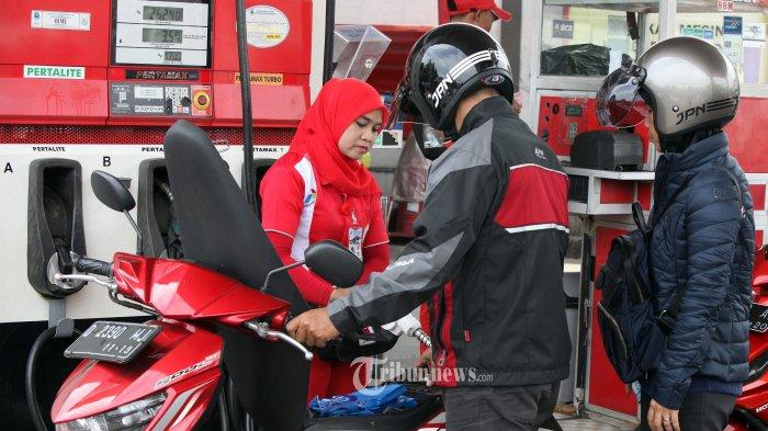 Petugas-melakukan-pengisian-bahan-bakar-minyak-BBM-pertalite-ke-sepeda-motor-ddd.jpg