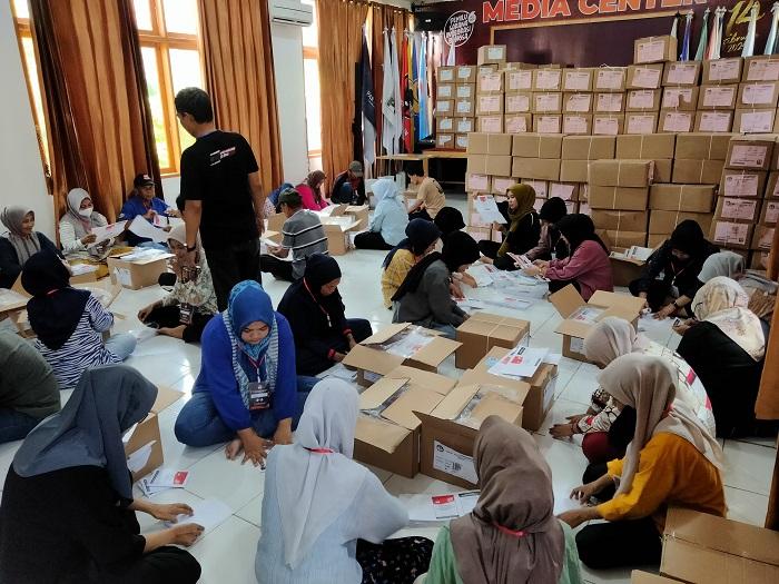 Petugas-melipat-kertas-suara-di-Gedung-Pertemuan-Sinjai.jpg