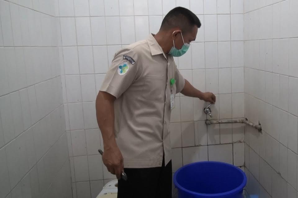 Petugas-memutar-keran-toilet-di-RS-Wahidin-Sudirohusodo-Makassar-c.jpg