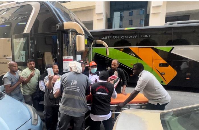 Pingsan-di-Kabin-Bus-1-Jamaah-Kloter-38-Surabaya-Dievakuasi-ke-KLinik-Haji-Madinah.jpg
